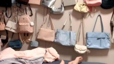 跟好哥们一起3P米亚同学，黑丝情趣内衣全程露脸伺候小哥的大鸡巴，乖巧听话口活棒棒哒，多体位爆草蹂躏好骚