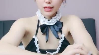 一脸骚样女仆装极品颜值美女，脱下丁字裤咬在嘴里，抖动美臀超嫩粉穴，舔弄炮友大屌，倒立特写爆操嫩穴