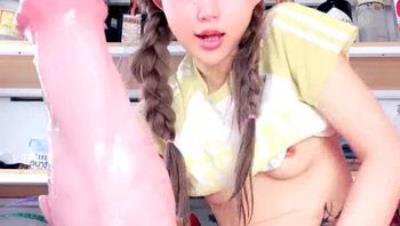 小秘书大逼逼的极限挑战，全程露脸无毛白虎撕开逼逼尿尿你见过吗？无敌假阳具一插到底抽插骚逼，浪叫不止