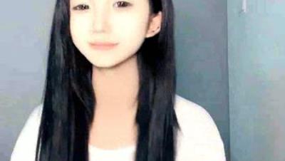 风骚学妹总在后半夜展示，性感的内衣脱光光听狼友指挥互动撩骚，淫声荡语道具各种抽插小嫩逼淫水多洗澡诱惑