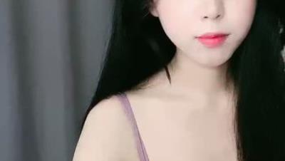 紫霞仙女 来大姨妈也要直播 穿着紫色情趣内衣 脱掉内裤给看屄屄特写 揉波波诱惑得狼友蠢蠢欲动