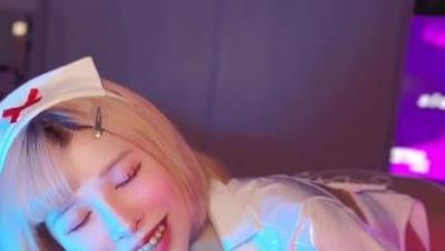 淫语性瘾百变COSER女神【ChiChibae】扮演小护士，帮助顾客取精