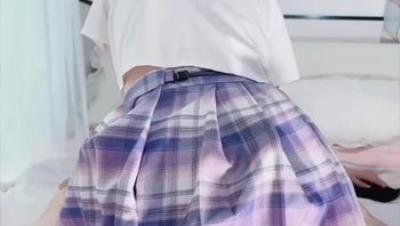 清纯白虎美穴邻家小妹『懒懒猪』一双细长白丝美腿 插入湿润的白虎穴，麻花双马尾辫清纯模样像极了清纯女同桌