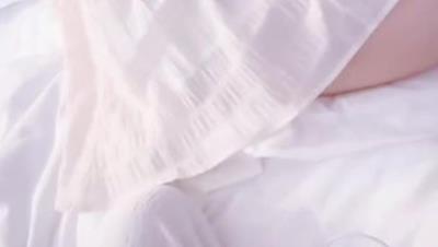 【兄妹乱伦】意淫自己妹妹 - 强爽灌醉妹妹闺蜜摸得她受不了，又粉又嫩中途偷偷拔套狂射无毛白虎穴