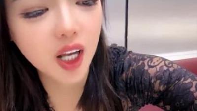 顶级女神~【琪琪】商场露出又美又骚，尺度大胆子更大，川流不息咖啡馆里，穿超短裙塞跳蛋露逼