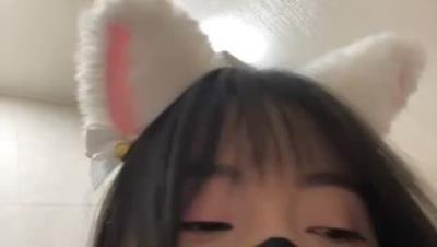 【公厕战神】lyuu️2025新晋最强户外少女人美又爱玩刺激，厕所里跳蛋阳具自慰，嗞嗞的淫水声4V (2)