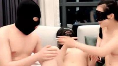 两个风骚少妇的4P生活，一起口交大鸡巴吸蛋蛋，吃奶舔逼淫声荡语，多体位爆草抽插，淫声荡语不断精彩又刺激