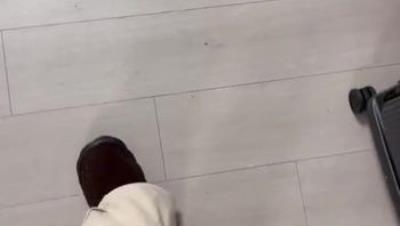 女儿闺蜜被我弄倒，女儿琪琪在旁边睡，我插她闺蜜骚逼