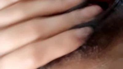 给狼友叫爸爸的风骚学妹，全程露脸镜头前发骚诱惑，舔弄假鸡巴揉奶抠逼，坐插道具浪叫呻吟，表情好骚无水印