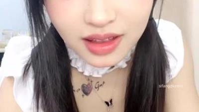 【18岁漏出小萝莉】Q萌卡哇伊 可甜可咸 傲人上围裸跳艳舞诱惑 饱满粉嫩逼逼特写