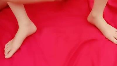 00后小姐妹在床上一起伺候小哥，口交大鸡巴舔乳头，互相抚慰玩弄骚穴和奶子，让小哥床上床下各种抽插爆草