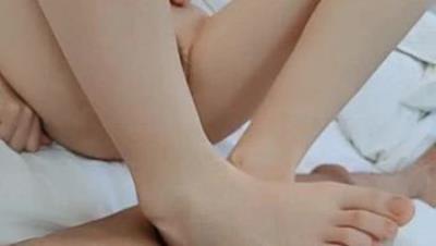 清纯学妹露脸跟小哥开房啪啪做爱给狼友看，让小哥无套插入，激情上位抱在怀里边亲边草，后入干小屁股真刺激