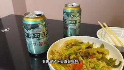 趁着大哥出差灌醉嫂子偷家，在反抗中嗔吟异常真实~唔唔~不要疼~强硬输出抽插最终内射都不像演的