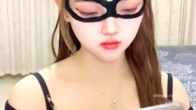 【凡间妲己】爆乳车大灯~揉捏圆润的骚奶子全裸骚舞~揉胸自慰手抠逼逼超粉 