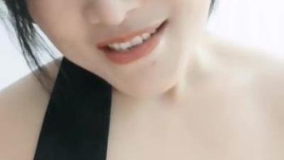 阿姨来了这次吃上了大鸡巴，全程露脸跟大哥激情啪啪，深喉口交激情上位喂大哥吃骚奶子，后入爆草表情好骚