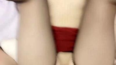 黑丝露脸有气质的极品少妇，给大哥口交大鸡巴样子好骚，承受大鸡巴各种体位的疯狂抽插，浪叫呻吟不止真刺激