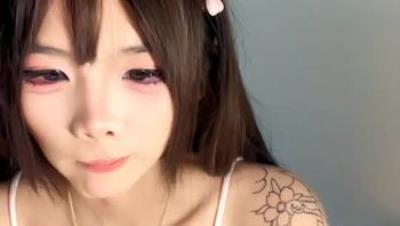 纹身小太妹蝴蝶小嫩逼，全程露脸跟狼友互动撩骚听指挥，揉奶抠逼特写展示，撸起小哥大鸡巴激情上位无套内射