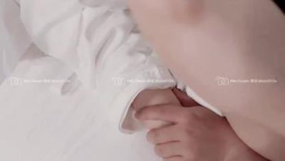 推特换妻大神【姑苏吟妻】极品江南小少妇，以前是空姐，长腿美胸，单男安全期内射超多进去