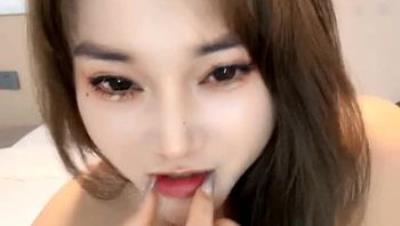 豹纹母狗人妻少妇被几个大哥轮流玩弄，全程露脸吃奶抠逼69舔弄大鸡巴吸蛋蛋，让大哥们轮着草，淫声荡语不断