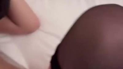 【真实绿帽淫妻】“老公救我”单男单枪匹马顶着精液当作润滑剂，绿帽老公气的鸡巴又充血，撸着鸡巴单男内射自己老婆，太刺激了