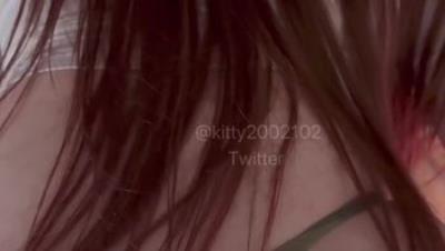 「kitty」露脸性爱私拍，开工了，要来收心操一下吧，啊怎么在停车场…而且在监视器下面。要操一下吗？