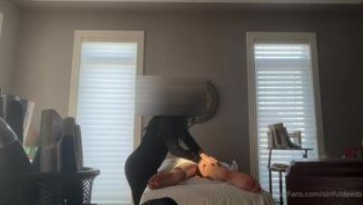 预约上门女按摩师自愿献身韩国大屌痞子「sinfuldeeds」OF私拍，六约性感肥臀越南技师，同意操逼可惜月经来了