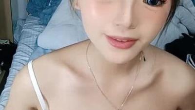 宝宝穿着情趣睡衣跟狼友互动撩骚，全程露脸听指挥漏出骚奶子展示骚逼，道具跳蛋玩弄淫水多多，高清无水印