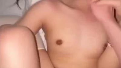 在校大学生做爱流出。完美露脸，学生妹床上放荡不堪，水汪汪粉穴流个不停