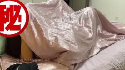 乱伦大神【我的巨乳亲表姐】钻石贴①，姐姐跟姐夫打游戏，我从背后强上内射，刺激真实