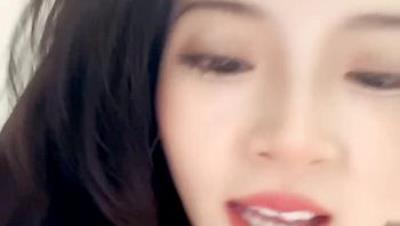 淫水多多的饥渴美少妇，全程露脸给狼友揉奶看逼发骚诱惑伺候大哥激情啪啪，口交足交主动求草表情好骚真刺激