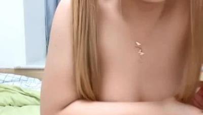 大奶小黄毛逼逼里的小道具，全程露脸开档黑丝，奶子比心精彩刺激，淫声荡语互动撩骚听指挥，道具抽插看特写