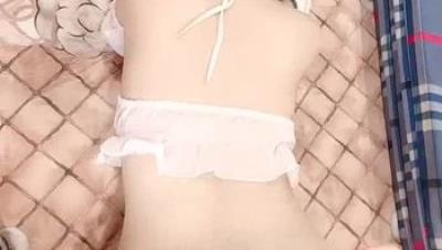 被大鸡巴疯狂蹂躏的小女人，颜值高身材好，深喉草嘴允吸蛋蛋，全程露脸草了骚穴干菊花浪叫不止，最后来颜射