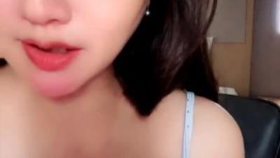 新来的气质美人妻，妩媚风情很是诱惑，揉奶玩逼互动撩骚特写展示，逼逼里塞跳蛋高潮喷尿，自己舔手上的淫水