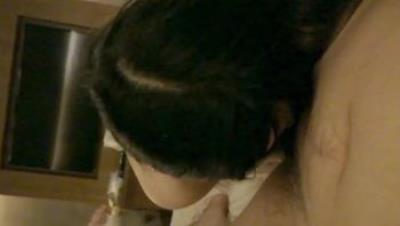 现在的大学生真开放！广州暨南大学05年小母狗极品白虎馒头逼女大「钟绮晴」被男友投稿性爱视频，应征夫妻一起玩交换