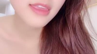 百变甜妹超级反差又嫩又粉小穴怼脸上给哥哥看，嫩嫩的阴道口，阳具跳蛋一起用表情骚骚的好淫荡