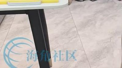 母子乱伦大神【相依为命的母子】钻石付费贴①，妈妈一边包饺子一边坐在我的鸡巴上扭动身体