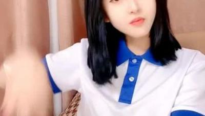 颜值很高的清纯美少女露脸来了大姨妈还发骚呢，跟狼友撩骚互动听指挥，揉奶玩逼血顺腿流，洗澡诱惑道具抽插