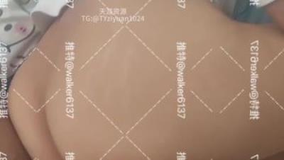 约炮大神【狮子座】最新付费，520人妻竟然在这个特殊的日子里，背着老公出来让别人操，还装深情