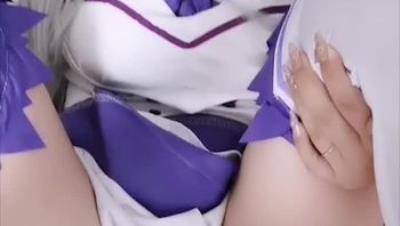 00后一线天小萝莉『仙女芽芽』被大鸡巴主人后入 叫声诱人！纯欲白丝长筒袜 清纯淫靡并存，双腿夹紧肉穴爆肏