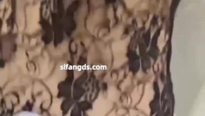 约啪大神【Q先森】，极品学生妹，完美露脸，情趣黑丝跪在地上口交，娇喘阵阵让人欲罢不能