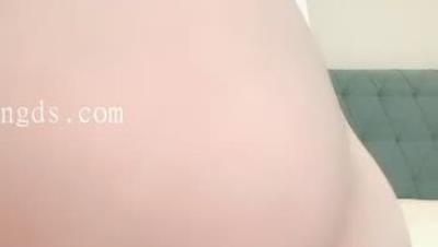 舞蹈系超清纯眼镜嫩妹，翘起大白美臀拍打很Q弹，奶头也是粉色柔软奶子，手指后入扣穴，太爽了娇喘呻吟不断