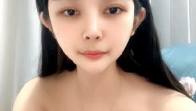 颜值不错的白虎逼小少妇全程露脸伺候蒙面大哥激情啪啪，口交大鸡巴激情上位让大哥玩弄骚奶子，眼神迷离真骚