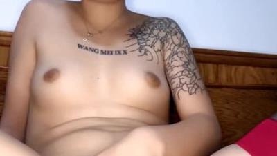 黑丝露脸有纹身的小骚货激情大秀发骚诱惑，揉奶玩逼道具抽插，给小哥哥舔弄大鸡巴，多体位爆草蹂躏叫的好骚