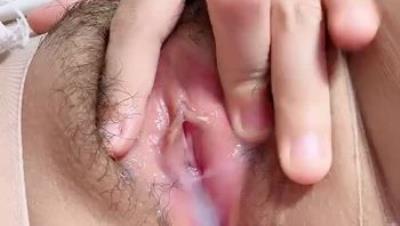 开档肉丝露脸风骚少妇跟大哥激情啪啪，无套爆草大哥就喜欢后入，玩着骚奶子抽插直接内射骚穴给狼友看好骚啊