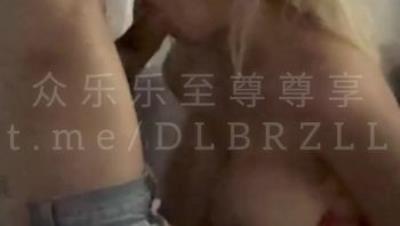 【索菲亚」淫人妻之《送外卖的是外卖》女神被胶带绑在沙发上，下体插着大型震动玩具，外卖员进门…2