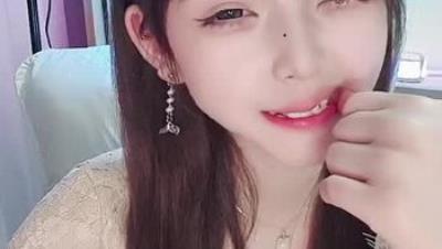 绝美校花，能歌会跳，美女【小懒猫】下海福利，骚舞超燃尺度道具自慰喷水，撸管神片