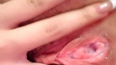 极品美人妻穿上性感的连体丝袜情趣装诱惑狼友，全程露脸自慰棒玩弄阴蒂，道具抽插骚逼高潮流白浆特写尿尿