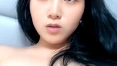 还是骚人妻会玩啊，口交丝袜大鸡巴，全程露脸激情啪啪，深喉草嘴配合小哥各种抽插爆草浪叫呻吟不止道具玩逼