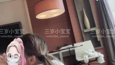 淫妻大神【三岁小宝宝】极品小少妇，完美露脸，三亚酒店阳台旁，和最喜欢的单男啪啪舔穴