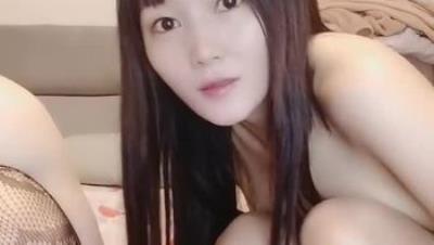 新人姐妹花双飞头套男，连体吊带网袜，两个翘起屁股等待被操，上位骑乘轮流操，呻吟浪叫极度淫骚